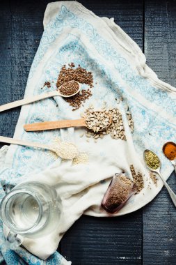 keten tohumu, susam tohumu, Ayçekirdeği tahta kaşıklar içinde ve