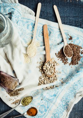 keten tohumu, susam tohumu, Ayçekirdeği tahta kaşıklar içinde ve