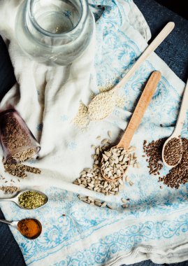 keten tohumu, susam tohumu, Ayçekirdeği tahta kaşıklar içinde ve