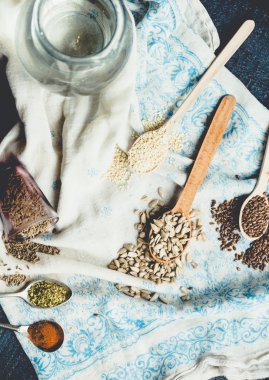 keten tohumu, susam tohumu, Ayçekirdeği tahta kaşıklar içinde ve