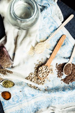 keten tohumu, susam tohumu, Ayçekirdeği tahta kaşıklar içinde ve