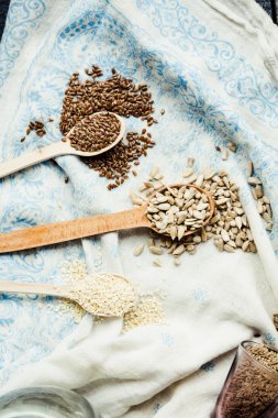 keten tohumu, susam tohumu, Ayçekirdeği tahta kaşıklar içinde ve