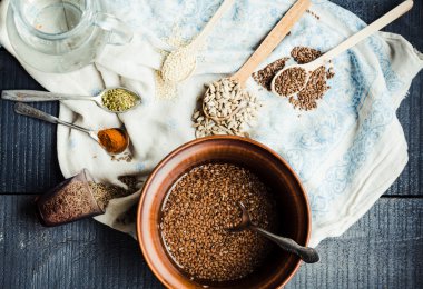 pişirme işlemi kraker keten, susam, ayçiçeği çekirdeği bir