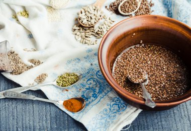 pişirme işlemi kraker keten, susam, ayçiçeği çekirdeği bir