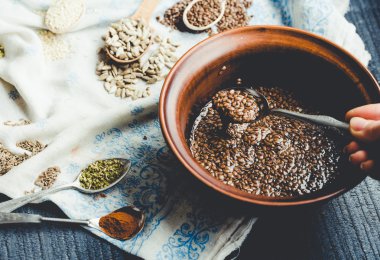 pişirme işlemi kraker keten, susam, ayçiçeği çekirdeği bir