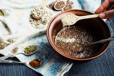 pişirme işlemi kraker keten, susam, ayçiçeği çekirdeği bir