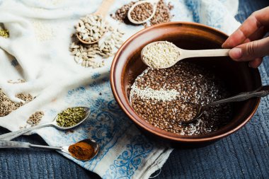 pişirme işlemi kraker keten, susam, ayçiçeği çekirdeği bir