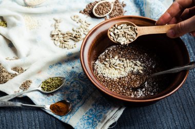 pişirme işlemi kraker keten, susam, ayçiçeği çekirdeği bir