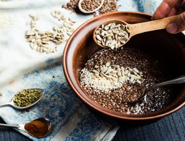 keten, susam, sunflowe el yapımı bisküvi pişirme işlemi