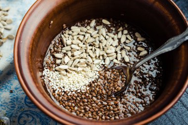 pişirme işlemi kraker keten, susam, ayçiçeği çekirdeği bir