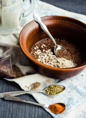 pişirme işlemi kraker keten, susam, ayçiçeği çekirdeği bir