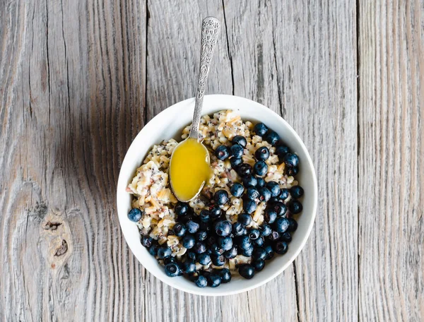 Haferflocken mit Mohn, Blaubeeren und Honig, Frühstück, Top V — Stockfoto