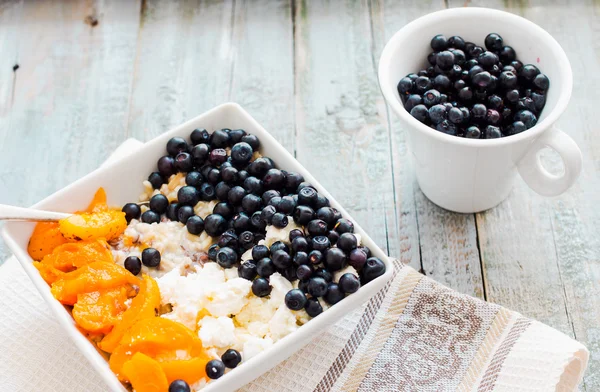 yulaf ezmesi krem peynir, yaban mersini ve kayısı, sağlıklı bre