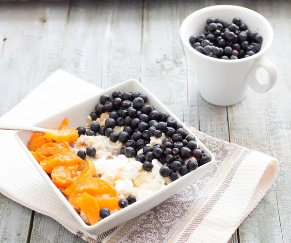 yulaf ezmesi krem peynir, yaban mersini ve kayısı, sağlıklı bre