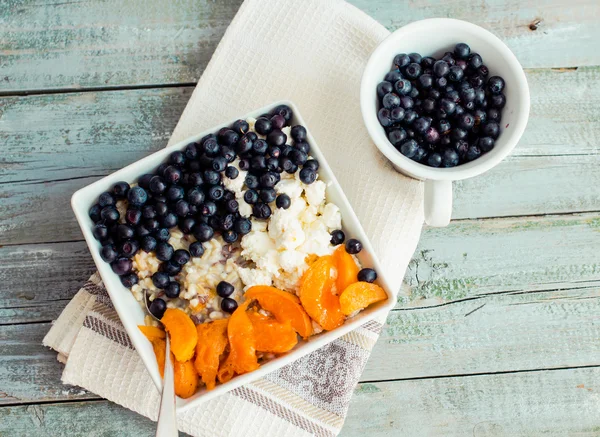 yulaf ezmesi krem peynir, yaban mersini ve kayısı, sağlıklı bre