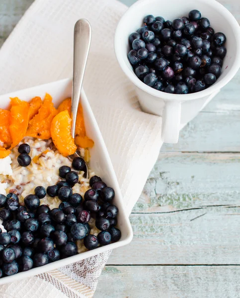 yulaf ezmesi krem peynir, yaban mersini ve kayısı, sağlıklı bre