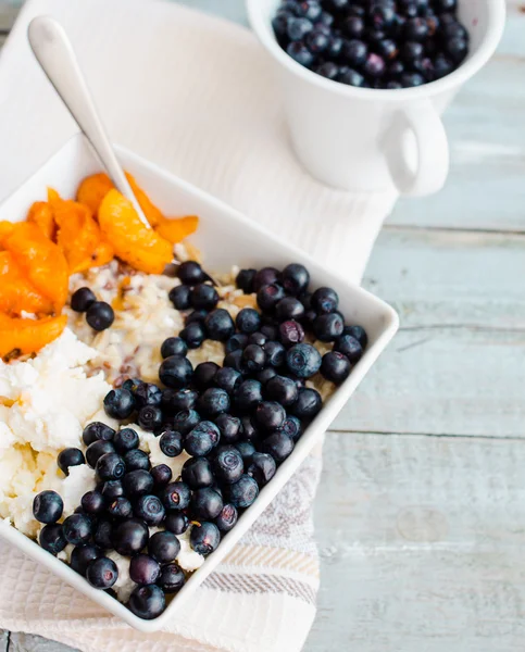 yulaf ezmesi krem peynir, yaban mersini ve kayısı, sağlıklı bre