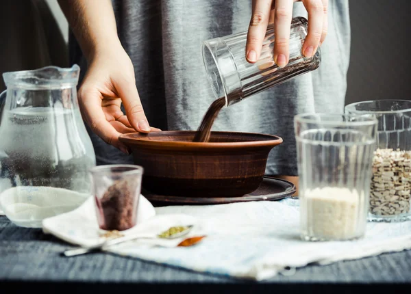 bir tabak içinde cam çatlak yemek pişirmek için keten tohumu kaydırmaya