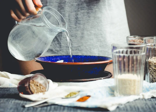 cam sürahi su bir kase içine dökme eller