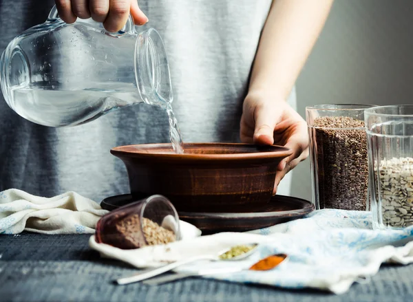 cam sürahi su bir kase içine dökme eller