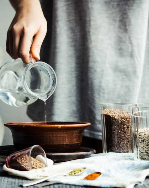 cam sürahi su bir kase içine dökme eller