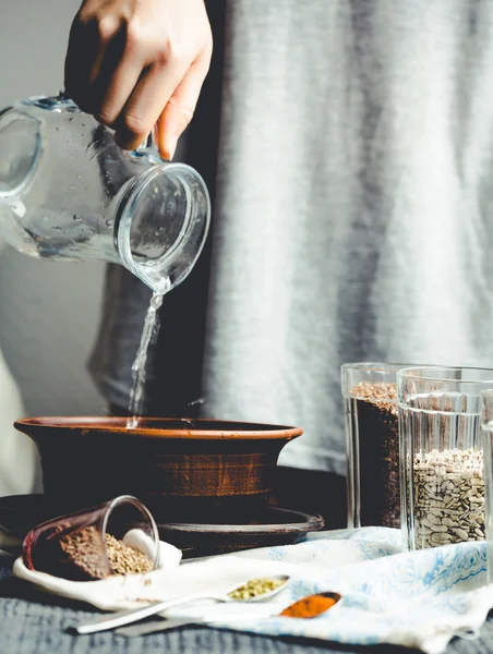 cam sürahi su bir kase içine dökme eller