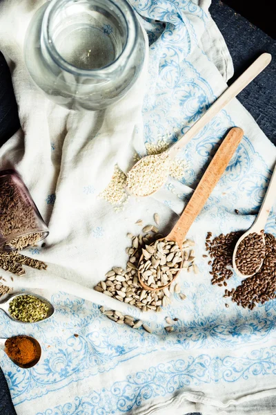 keten tohumu, susam tohumu, Ayçekirdeği tahta kaşıklar içinde ve