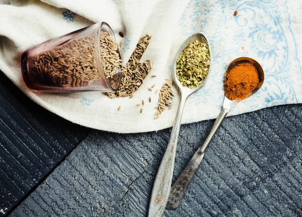 baharat kimyon, zerdeçal, bir kaşık kekik