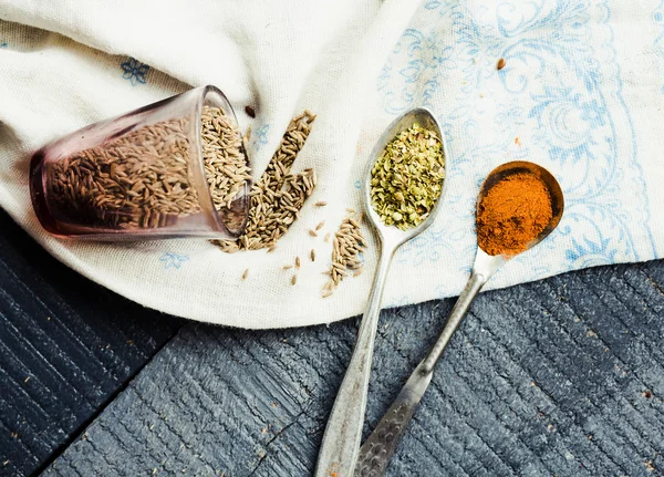 baharat kimyon, zerdeçal, bir kaşık kekik