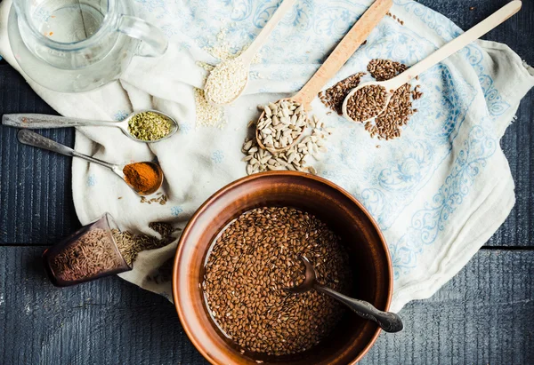 pişirme işlemi kraker keten, susam, ayçiçeği çekirdeği bir