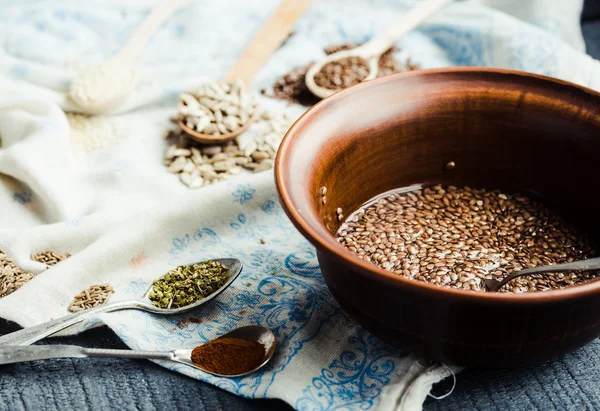 pişirme işlemi kraker keten, susam, ayçiçeği çekirdeği bir