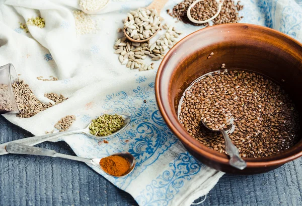 pişirme işlemi kraker keten, susam, ayçiçeği çekirdeği bir