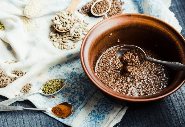 pişirme işlemi kraker keten, susam, ayçiçeği çekirdeği bir