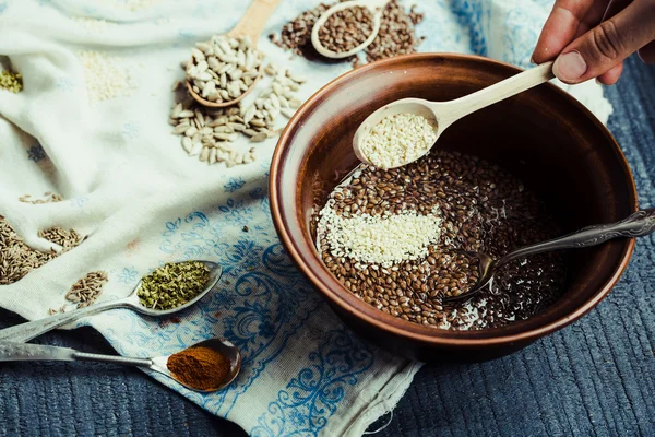 pişirme işlemi kraker keten, susam, ayçiçeği çekirdeği bir