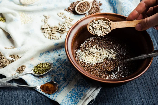 pişirme işlemi kraker keten, susam, ayçiçeği çekirdeği bir