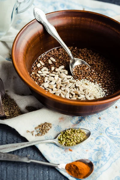 pişirme işlemi kraker keten, susam, ayçiçeği çekirdeği bir