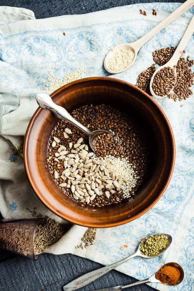 pişirme işlemi kraker keten, susam, ayçiçeği çekirdeği bir