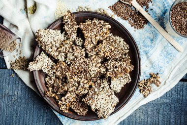 keten tohumu, susam, ayçiçeği ve baharat bir kara günü kraker 