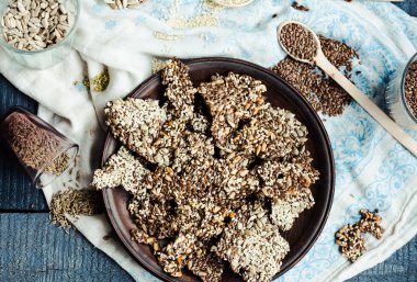 keten tohumu, susam, ayçiçeği ve baharat bir kara günü kraker 