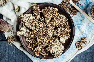 keten tohumu, susam, ayçiçeği ve baharat bir kara günü kraker 