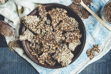 keten tohumu, susam, ayçiçeği ve baharat bir kara günü kraker 