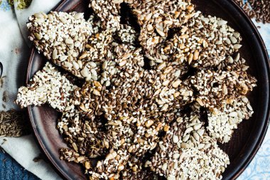 keten tohumu, susam, ayçiçeği ve baharat o üzerinden el yapımı kraker