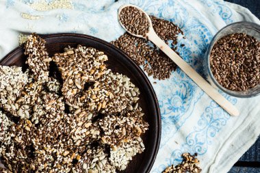 keten tohumu, susam, ayçiçeği ve baharat bir kara günü kraker 