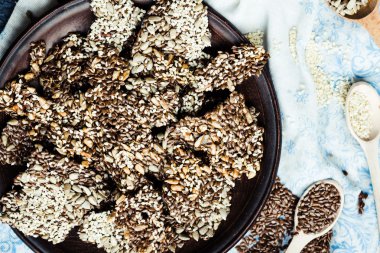 keten tohumu, susam, ayçiçeği ve baharat bir kara günü kraker 