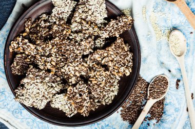 keten tohumu, susam, ayçiçeği ve baharat bir kara günü kraker 