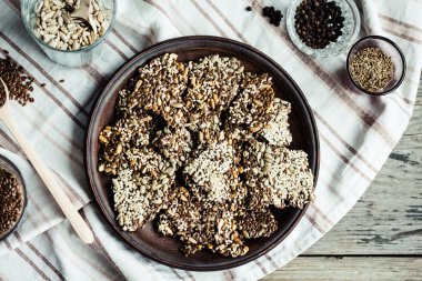 bir tabak, üstten görünüm, sağlıklı bir atıştırma değişik kullanım amaclı kahverengi barlar