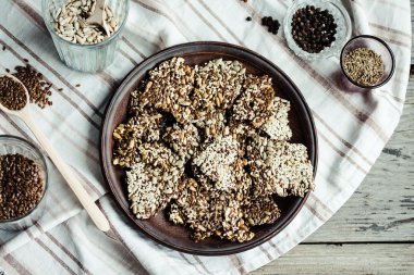 bir tabak, üstten görünüm, sağlıklı bir atıştırma değişik kullanım amaclı kahverengi barlar