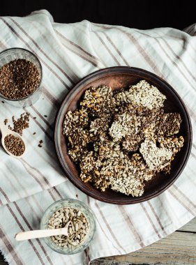 bir tabak, üstten görünüm, sağlıklı bir atıştırma değişik kullanım amaclı kahverengi barlar