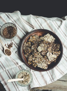 bir tabak, üstten görünüm, sağlıklı bir atıştırma değişik kullanım amaclı kahverengi barlar
