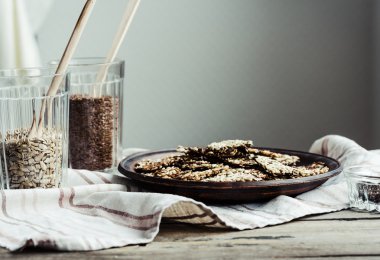 keten tohumu, susam, ayçiçeği ve baharat bir kara günü kraker 